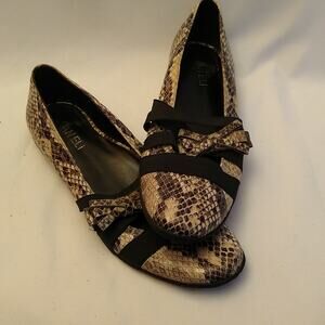 Vaneli reptile flats with bow. Size 7.5